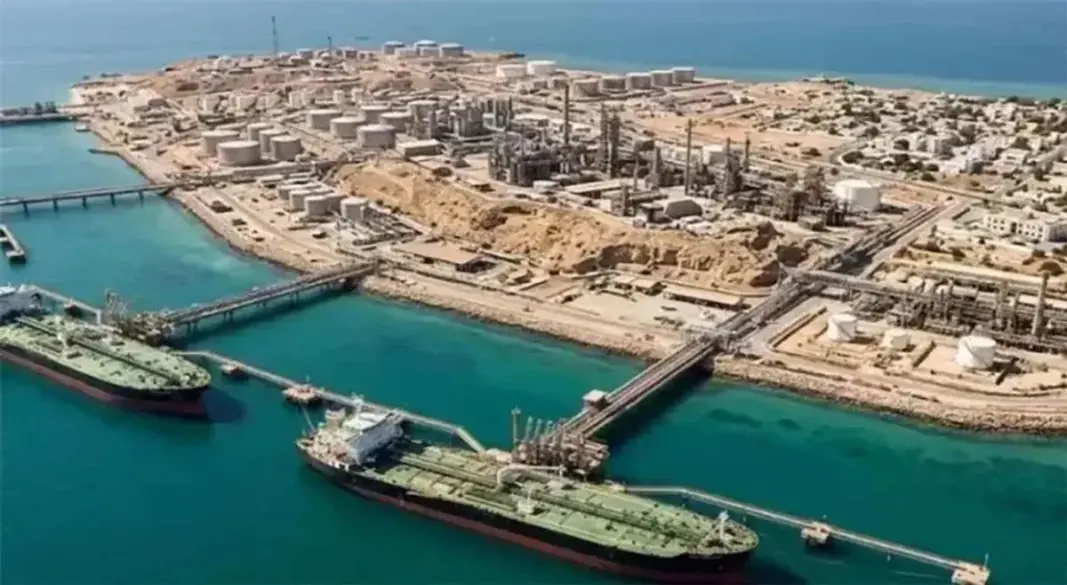 অত্যন্ত ক্ষুদ্র আয়তন হওয়া সত্ত্বেও খার্গ দ্বীপ ইরানের অর্থনৈতিক জীবনরেখা হিসেবে পরিচিত। দেশের অপরিশোধিত তেল রপ্তানির প্রায় ৯০% এই দ্বীপ দিয়েই সম্পন্ন হয় / ছবি- সংগৃহীত