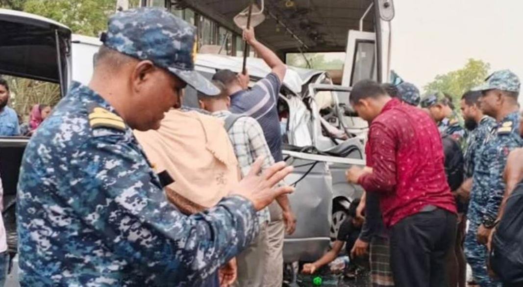 বাগেরহাটের রামপাল উপজেলার বেলাই ব্রিজ এলাকায় একটি মাইক্রোবাস ও নৌবাহিনীর বাসের মুখোমুখি সংঘর্ষে অন্তত ১২ জন নিহত।