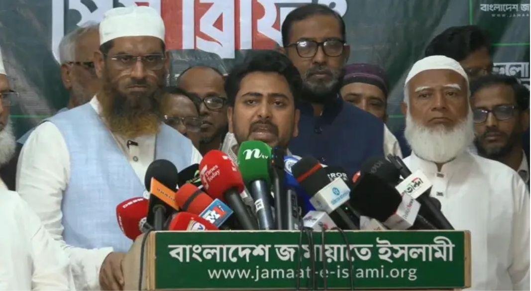 জামায়াতে ইসলামীর দপ্তরে একটি সংবাদ সম্মেলনে এনসিপি নেতা নাহিদ ইসলাম