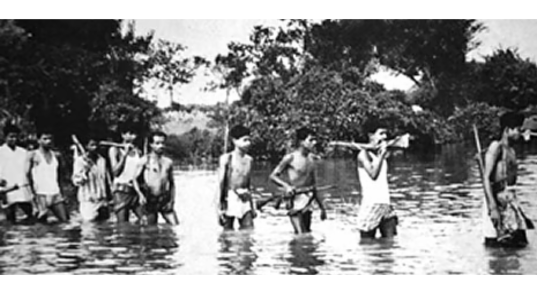 খাল পার হচ্ছেন কয়েকজন মুক্তিযোদ্ধা। ছবি: সংগৃহীত