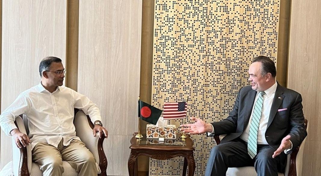 প্রধানমন্ত্রী তারেক রহমানের সঙ্গে সৌজন্য সাক্ষাৎ করেন ঢাকায় নিযুক্ত মা‌র্কিন রাষ্ট্রদূত ব্রেন্ট টি ক্রিস্টেনস। ছবি: ঢাকার মার্কিন দূতাবাস