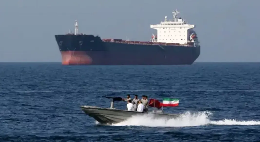 হরমুজ প্রণালিতে একটি জ্বালানি পরিবহন জাহাজ। ফাইল ফটোছবি: সংগৃহীত