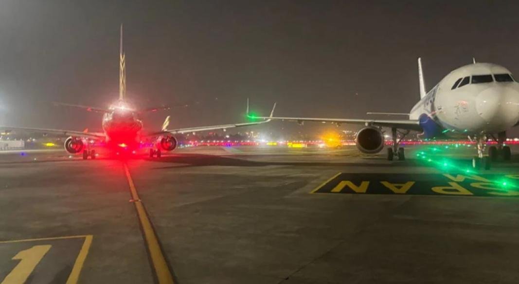 এয়ার ইন্ডিয়া ও ইন্ডিগোর যাত্রীবাহী ২ বিমানের সংঘর্ষের দৃশ্য। ছবি: সংগৃহীত