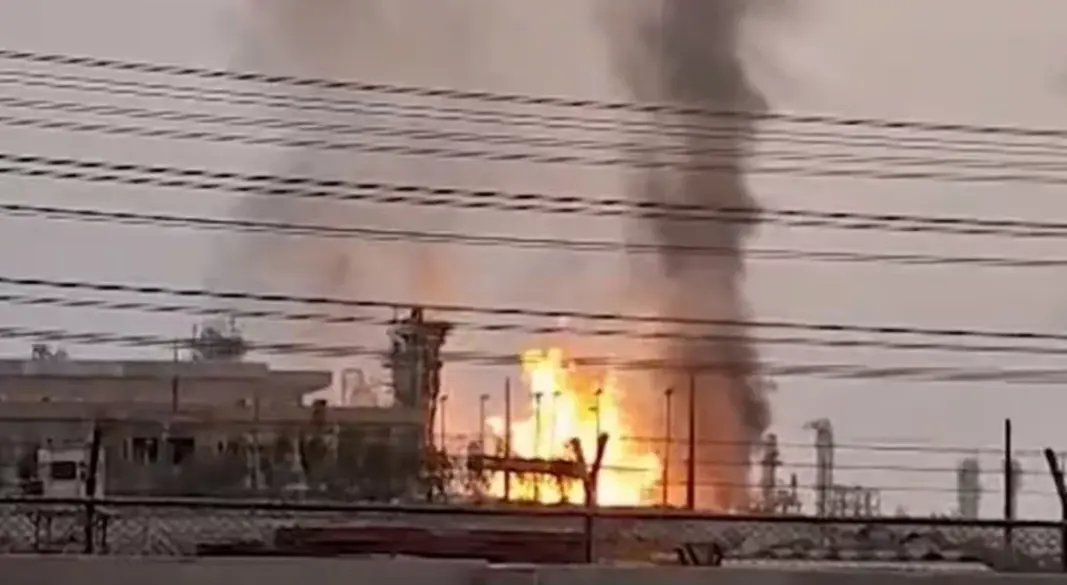 ইরানের বুশেহর প্রদেশে ইসরায়েলের হামলায় জ্বলছে বিশ্বের অন্যতম বড় গ্যাসক্ষেত্র ‘সাউথ পার্স’। ছবি: সংগৃহীত