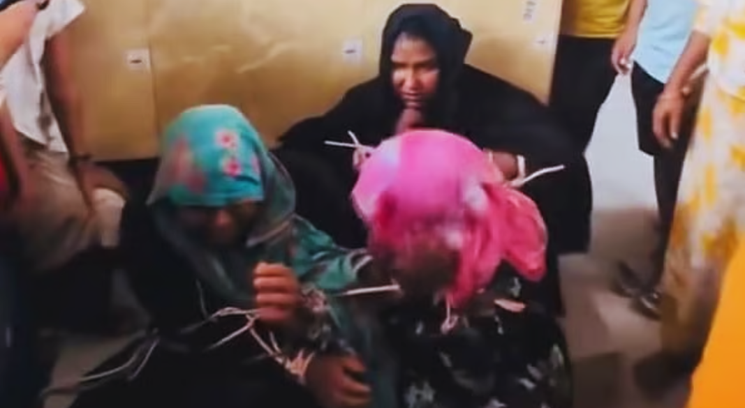 রূপগঞ্জের চুরির অভিযোগে তিন নারীর চুল কেটে দেওয়া হয়েছে। সোমবার বিকেলে উপজেলার ডওহরগাঁও এলাকায়। ছবি : ভিডিও থেকে নেওয়া