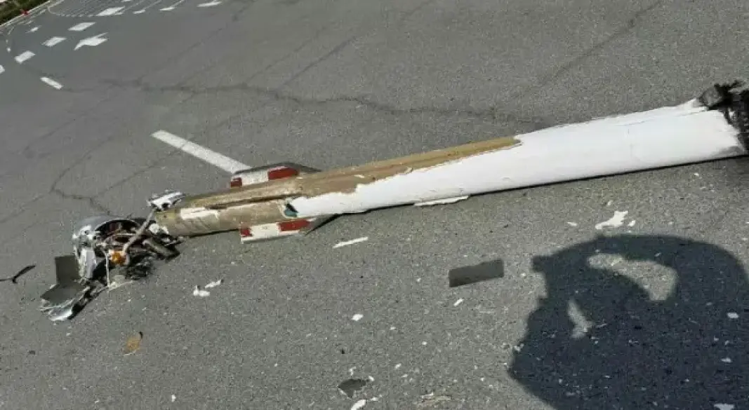 আবুধাবির একটি আবাসিক এলাকায় পতিত একটি প্রতিহতকৃত ব্যালিস্টিক ক্ষেপণাস্ত্রের ধ্বংসাবশেষ | ছবি: সংগৃহীত