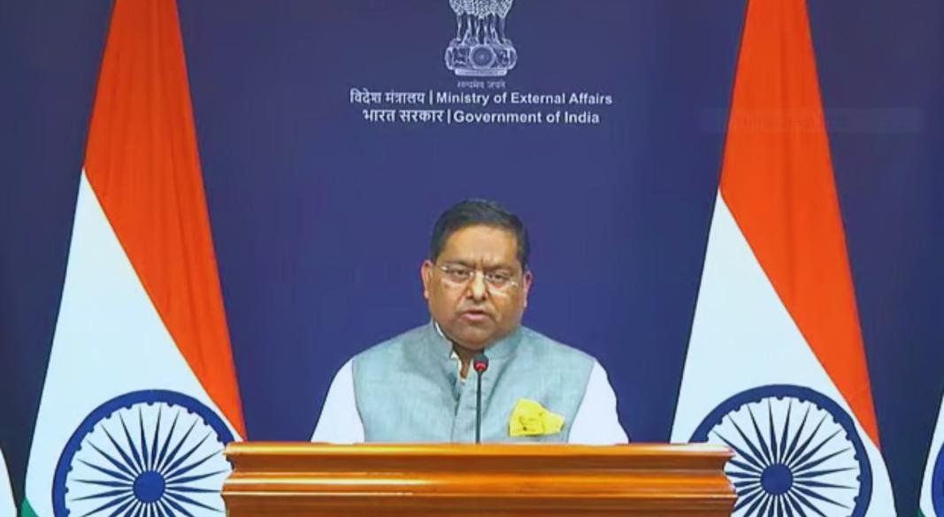 নিয়মিত সাপ্তাহিক ব্রিফিংয়ে কথা বলছেন ভারতের পররাষ্ট্র মন্ত্রণালয়ের মুখপাত্র রণধীর জয়সোয়াল। ছবি: ভারতের পররাষ্ট্র মন্ত্রণালয়ের ইউটিউব চ্যানেলে প্রকাশিত ভিডিও থেকে