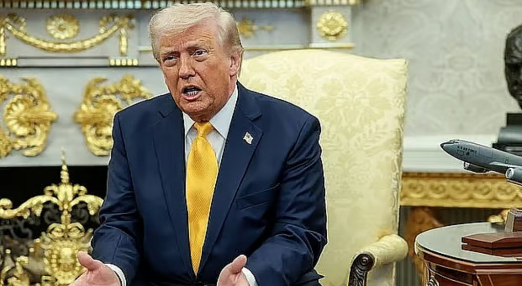 সাংবাদিকদের সঙ্গে কথা বলছেন মার্কিন প্রেসিডেন্ট ডোনাল্ড ট্রাম্প। হোয়াইট হাউসের ওভাল অফিসে, ১৯ মার্চ ২০২৬। ছবি: রয়টার্স