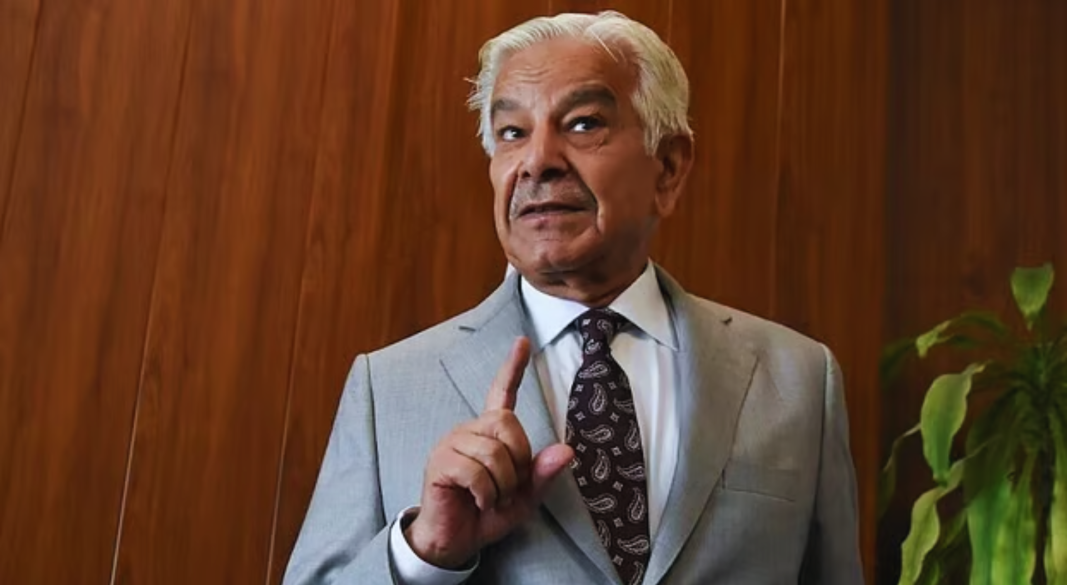 পাকিস্তানের প্রতিরক্ষামন্ত্রী খাজা আসিফ। ফাইল ছবি: রয়টার্স