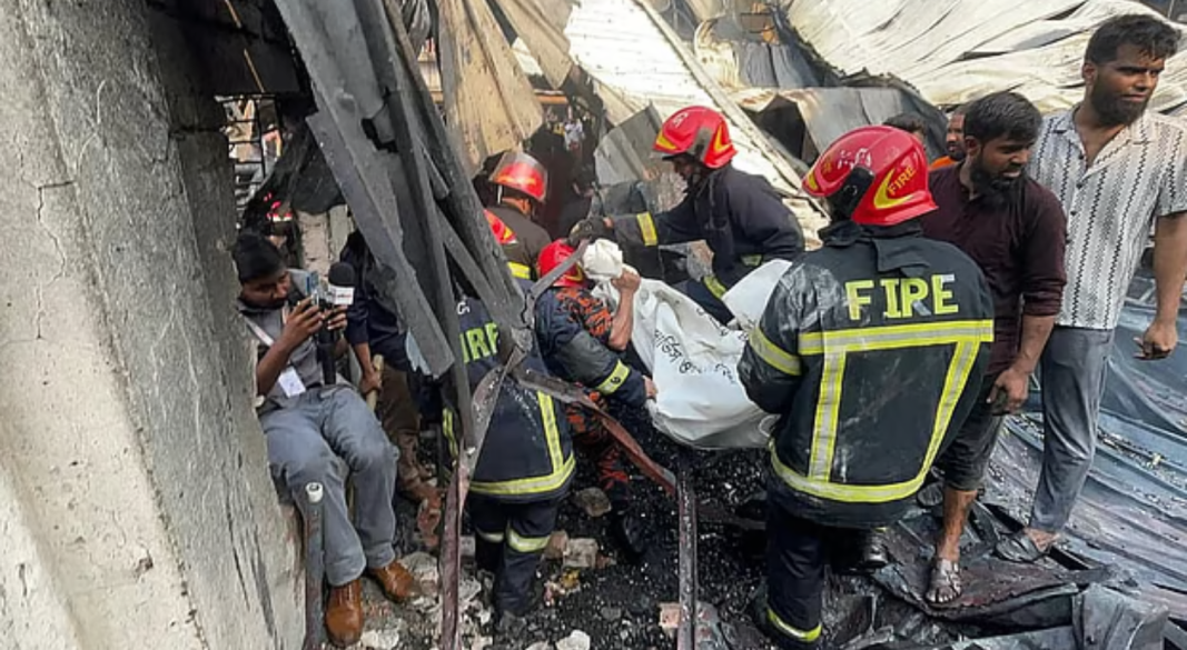 ঢাকার কেরানীগঞ্জের কদমতলীর গ্যাসলাইটার কারখানাটি গতকাল শনিবার আগুনে ভস্মীভূত হয়। পুড়ে যাওয়া কারখানা থেকে বের করে আনা হচ্ছে মরদেহ । ছবি: ফায়ার সার্ভিসের সৌজন্যে