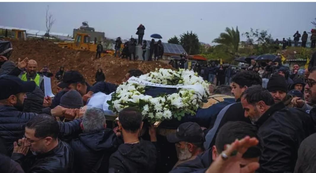 লেবাননে ইসরায়েলি হামলায় নিহত সাংবাদিকের অন্ত্যেষ্টিক্রিয়ায় স্বজন ও সহকর্মীরা। ছবি: রয়টার্স