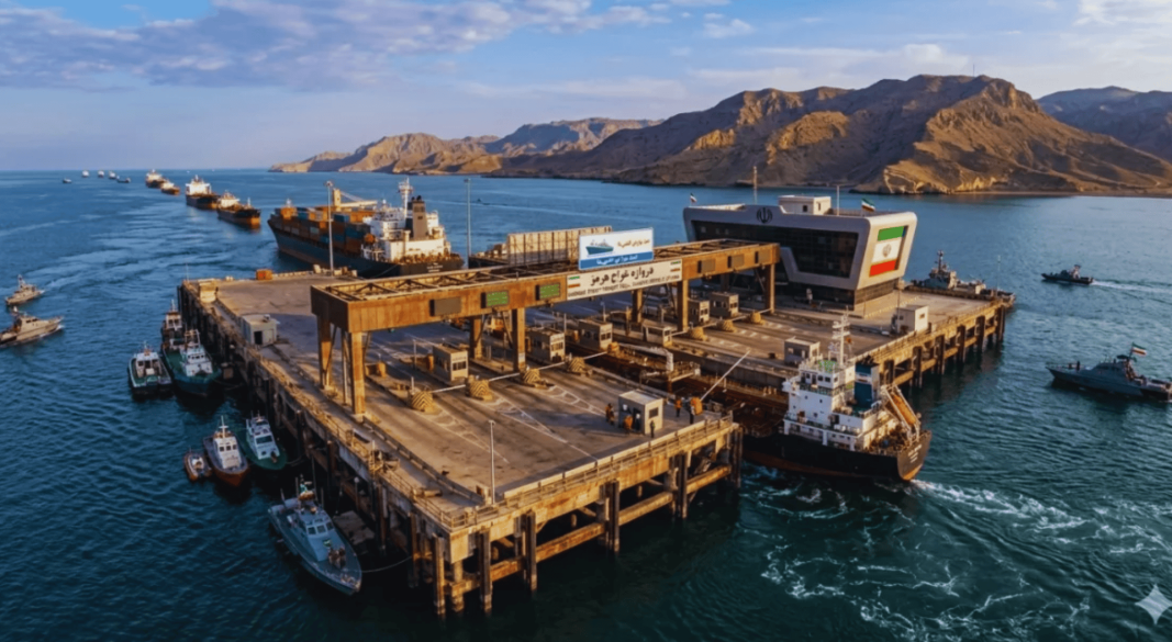 হরমুজে টোল ফি নিচ্ছে ইরান । ছবি: এআই