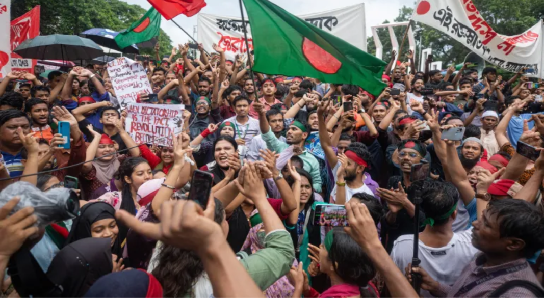 গত মাসের বিক্ষোভে নিহত ২০০ জনেরও বেশি মানুষের ন্যায়বিচারের দাবিতে ২০২৪ সালের ২ আগস্ট বাংলাদেশের রাজধানী ঢাকায় প্রধানমন্ত্রী শেখ হাসিনা ও তাঁর সরকারের বিরুদ্ধে একটি প্রতিবাদ মিছিলে অংশ নেন আন্দোলনকারীরা। ছবি: রাজীব ধর- এপি ফটো