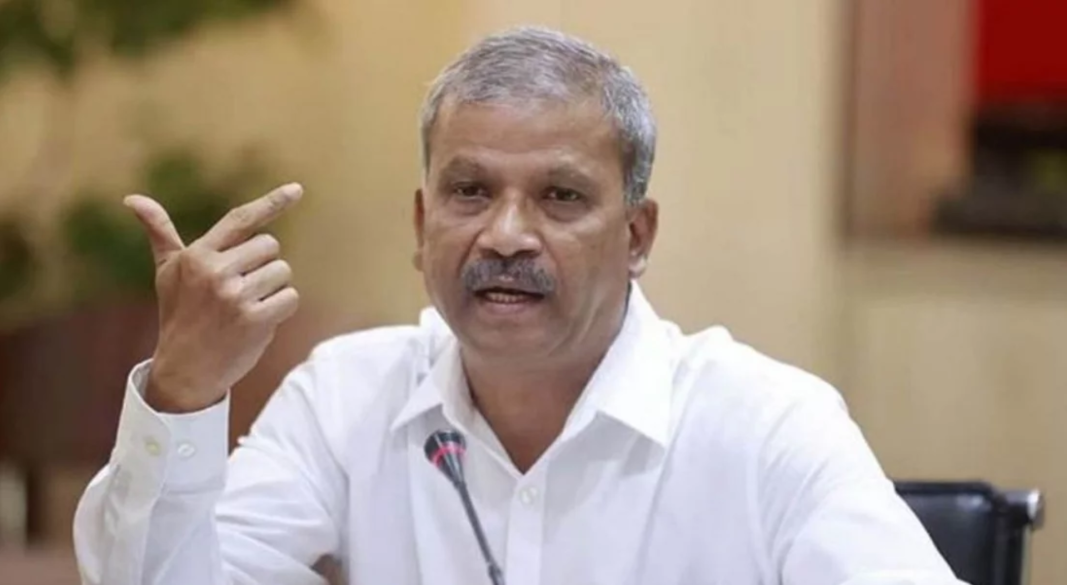 ‘বাংলাদেশের সমাজ ও রাজনীতি’ শীর্ষক বইয়ের মোড়ক উন্মোচন অনুষ্ঠানে আইন উপদেষ্টা অধ্যাপক আসিফ নজরুল। সোমবার সন্ধ্যায় রাজধানীর বাংলামোটরে বিশ্বসাহিত্য কেন্দ্রে।    ছবি: সংগৃহীত