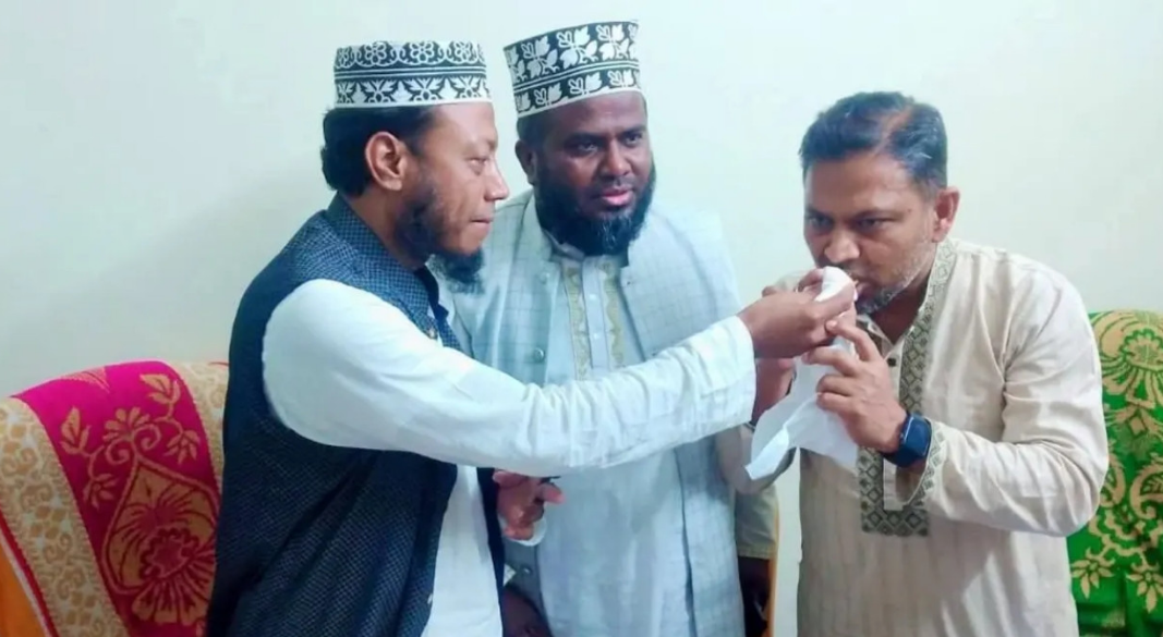 বিএনপির পরাজিত প্রার্থী জাকির হোসেন সরকারকে মিষ্টিমুখ করাচ্ছেন জামায়াতের জয়ী প্রার্থী আমির হামজা