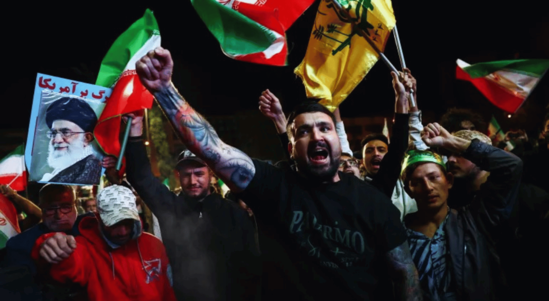 ইরানের তেহরানে চলমান যুদ্ধে দুই সপ্তাহের যুদ্ধবিরতি ঘোষণার পর সমবেত জনগণ স্লোগান দিচ্ছে