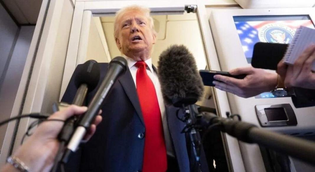 এয়ারফোর্স ওয়ানে সাংবাদিকদের সঙ্গে কথা বলছেন ডোনাল্ড ট্রাম্প