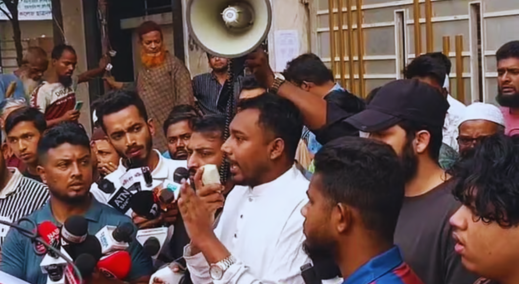 চাঁদাবাজির প্রতিবাদে রাজধানীর ফার্মগেট এলাকায় তেজগাঁও কলেজের সামনে জাতীয় নাগরিক পার্টির (এনসিপি) উদ্যোগে বিক্ষোভ কর্মসূচি পালিত হয়েছে