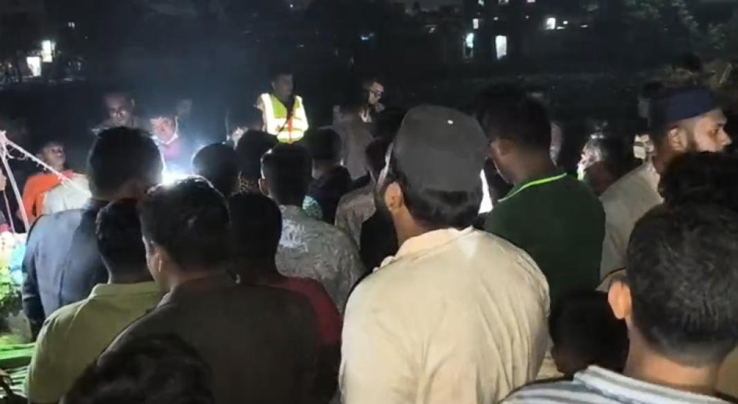 ঘটনাস্থলে উৎসুক জনতার ভিড়।