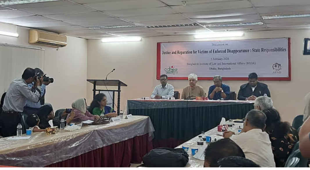 গুমের শিকার ব্যক্তিদের পরিবারের সদস্য এবং গুম হয়ে ফেরত আসা ব্যক্তিদের সঙ্গে অন্তর্বর্তী সরকারের দুই উপদেষ্টার বৈঠক। আজ বৃহস্পতিবার বিকেলে রাজধানীর ধানমন্ডিতে বিলিয়া মিলনায়তনে। ছবি: সংগৃহীত