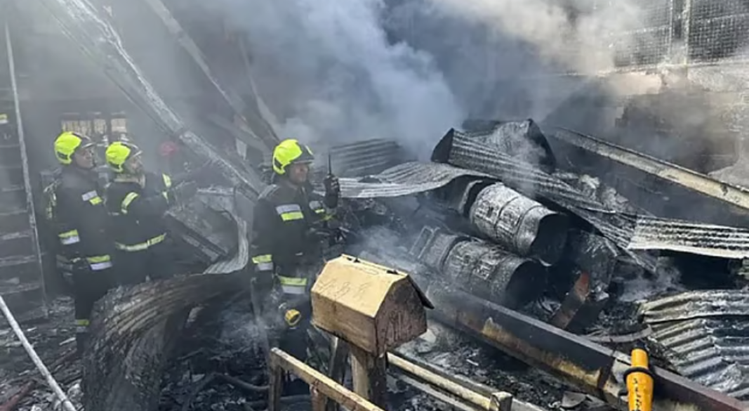 ইরানের ইসফাহান প্রদেশের দোরচেহ এলাকায় সেনাবাহিনীর একটি হেলিকপ্টার বিধ্বস্ত হওয়ার পর উদ্ধারকাজ করছেন কর্মকর্তারা। ছবি: ইরানের রেড ক্রিসেন্টের সৌজন্যে