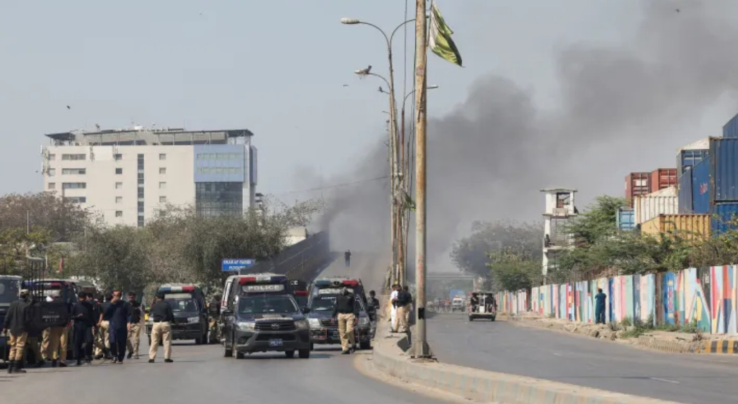 পাকিস্তানে মার্কিন কনস্যুলেটের সামনে বিক্ষোভকারীদের অবস্থান