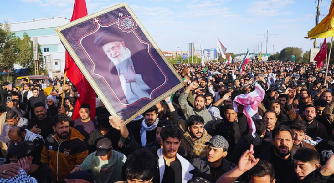 ইরানের সর্বোচ্চ নেতা আয়াতুল্লাহ আলী খামেনিকে হত্যার প্রতিবাদে ইরাকের বসরা শহরে বিক্ষোভ হয়েছে । ছবি: রয়টার্স