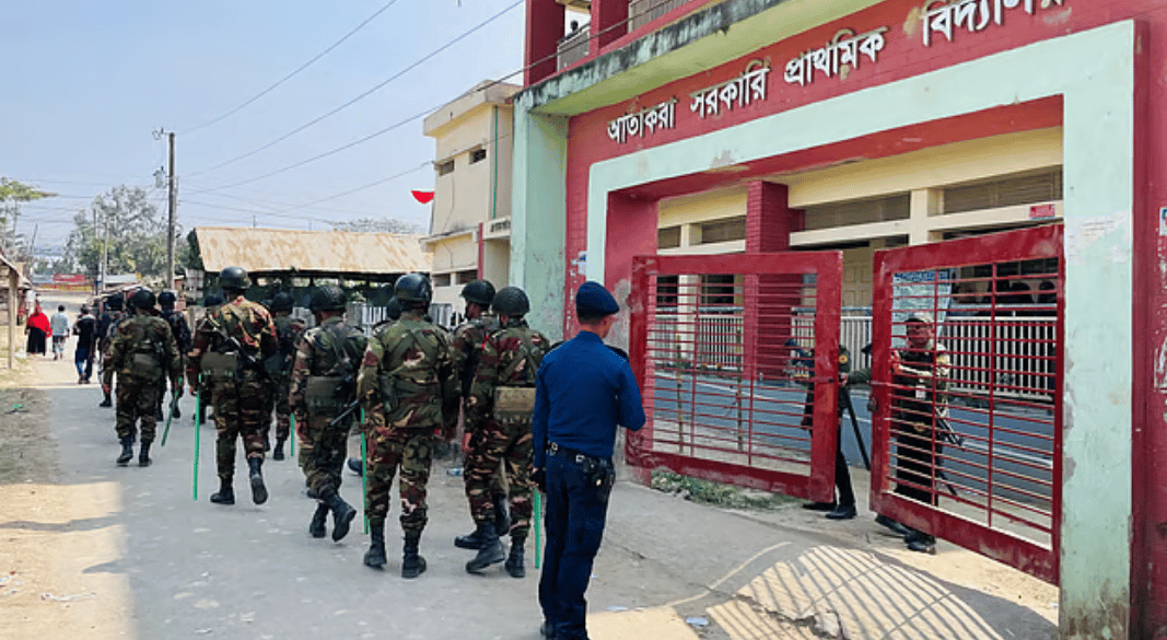 কুমিল্লায় ভোটকেন্দ্রে ককটেল বিস্ফোরণ, আতঙ্কে ভোটারদের দৌড়ঝাঁপ