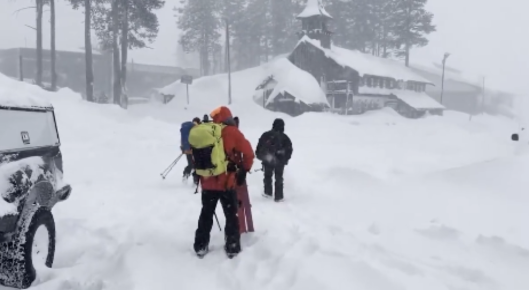 লেক টাহোর কাস্তেল পিকের তুষারময় অঞ্চলে উদ্ধারকারীরা অভিযান চালাচ্ছেন, যেখানে হিমবাহ ধসের পরে বেঁচে থাকা স্কিয়ারদের নিরাপদে তোলা হচ্ছে। ছবি: সংগৃহীত
