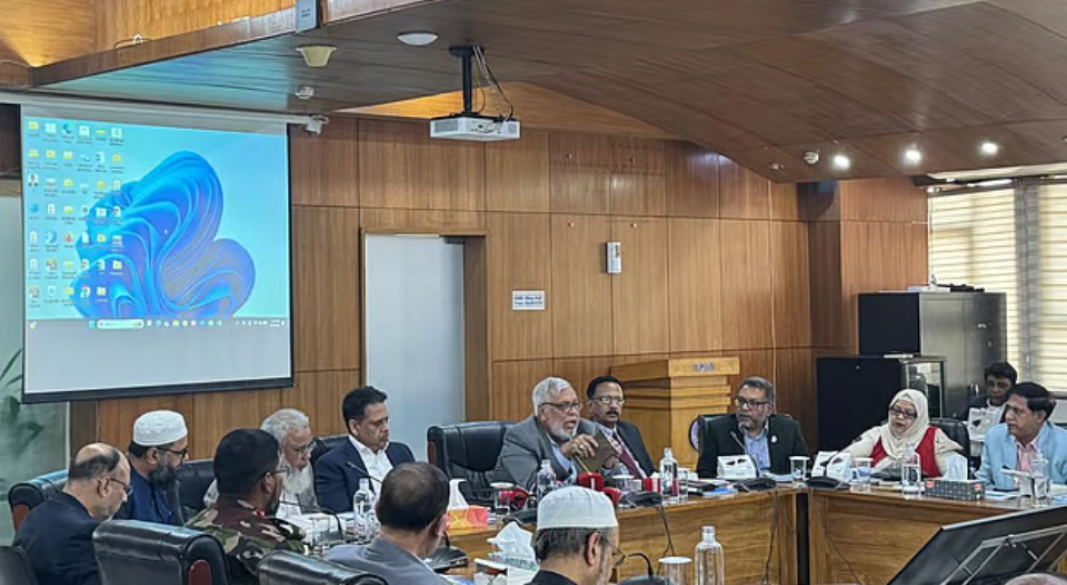 বিদ্যুৎ ভবনে আয়োজিত সংবাদ সম্মেলনে কথা বলছেন বিদ্যুৎ, জ্বালানি ও খনিজ সম্পদ উপদেষ্টা মুহাম্মদ ফাওজুল কবির খান। ১০ ফেব্রুয়ারি ২০২৬। ছবি: সংগৃহীত