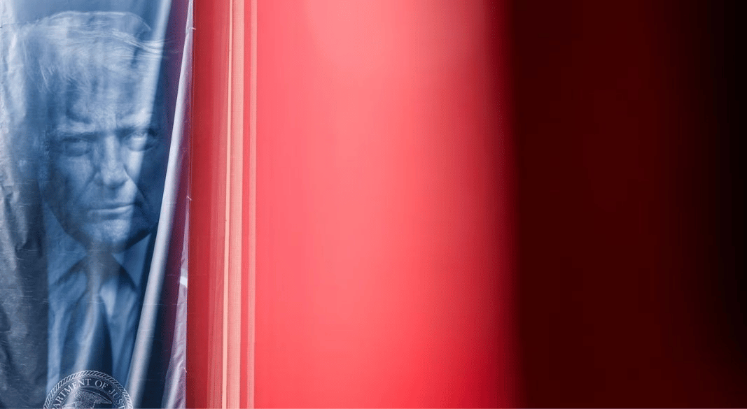 মার্কিন প্রেসিডেন্ট ডোনাল্ড ট্রাম্প। ওয়াশিংটন ডিসির হোয়াইট হাউসে নিজের ডেস্কে । ছবি: রয়টার্স