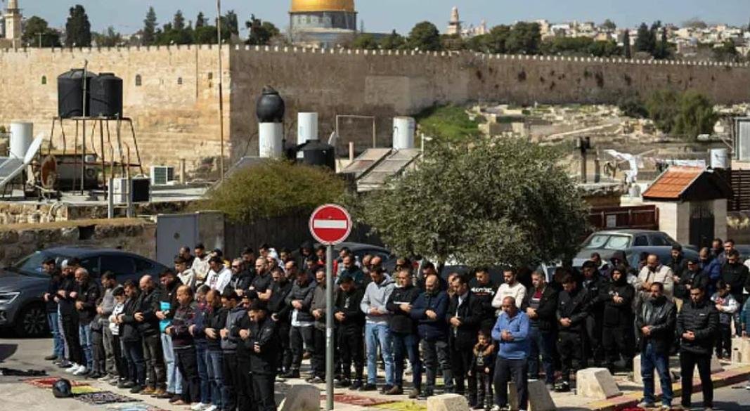 মসজিদের আশপাশের রাস্তায় জামাতে নামাজ আদায় করছেন ফিলিস্তিনিরা। ছবি: সংগৃহীত