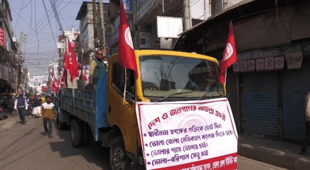 মুক্তিযোদ্ধারা রাজপথে ৪ দফা উন্নয়নের দাবি ও স্বাধীনতার প্রতি সতর্কবার্তা