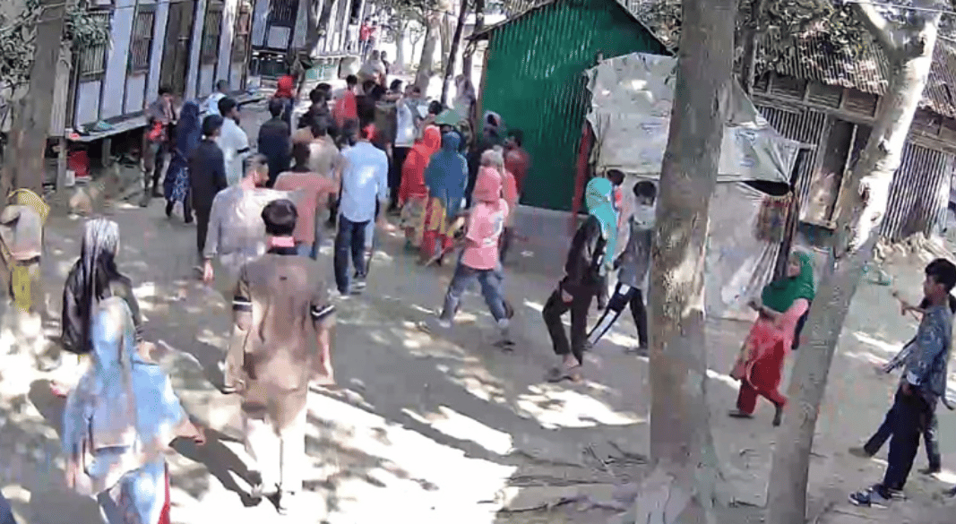 মুন্সীগঞ্জে স্বতন্ত্র প্রার্থীর বাড়িতে ককটেল বিস্ফোরণ, বাড়ি-ঘর ভাঙচুর ও মারধর