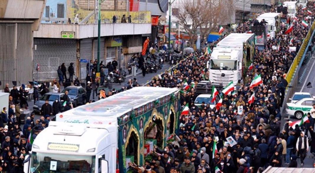 ইরানের নিরাপত্তা বাহিনীর সদস্যদের জানাজায় হাজার হাজার শোকাহত মানুষ অংশ নেন। ছবি: সংগৃহীত