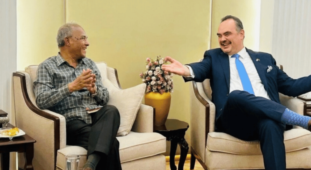 স্বরাষ্ট্র উপদেষ্টার সঙ্গে মার্কিন রাষ্ট্রদূতের সাক্ষাৎ। ছবি: মার্কিন দূতাবাস