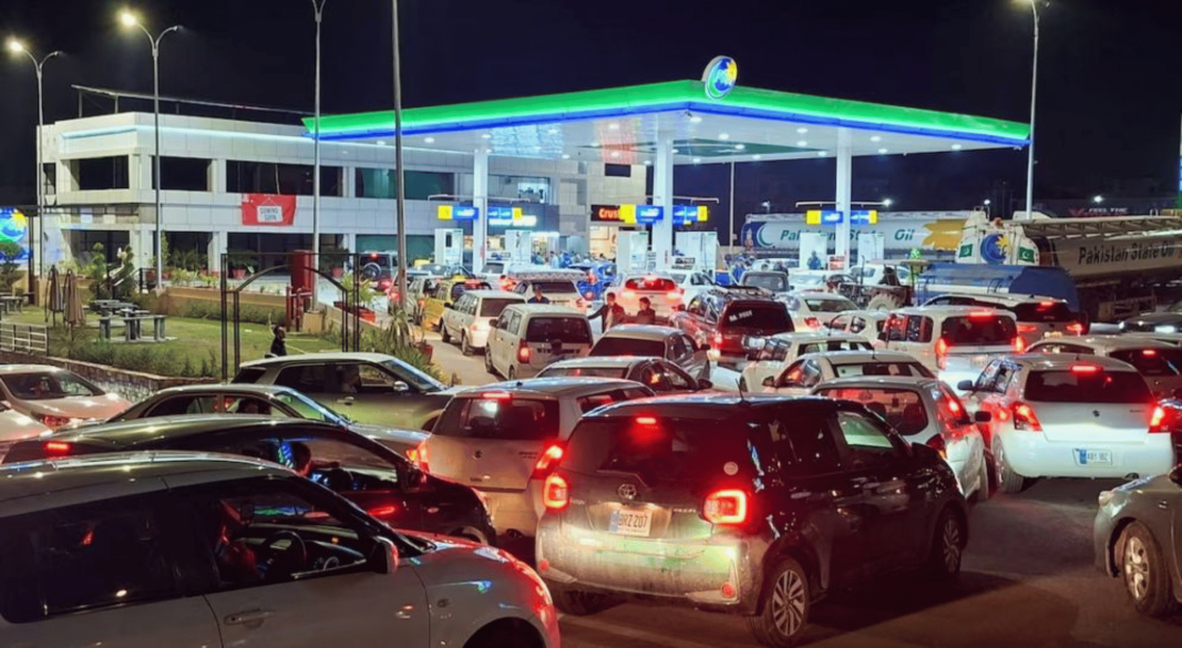 ভয়াবহ জ্বালানি সংকটে পড়েছে পাকিস্তান। ছবি: সংগৃহীত