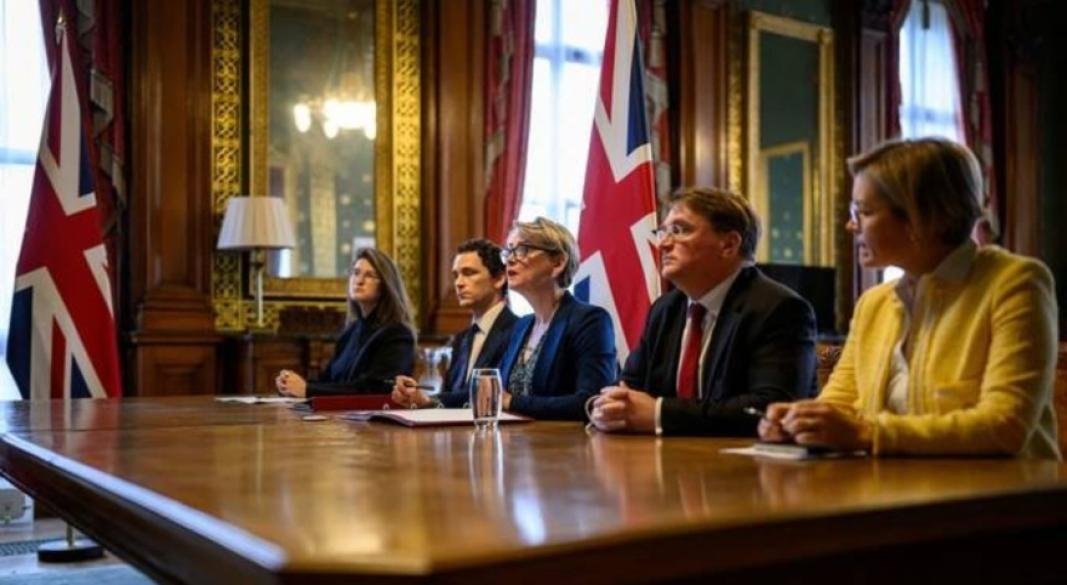 লন্ডনে ৪০ দেশের ভার্চ্যুয়াল বৈঠকে বক্তব্য রাখছেন ব্রিটিশ পররাষ্ট্রমন্ত্রী ইভেট কুপার। ছবি: রয়টার্স