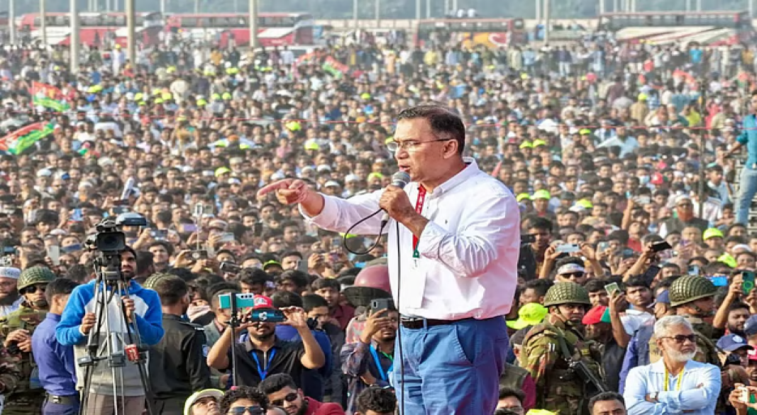 সিরাজগঞ্জে নির্বাচনী জনসভায় বক্তব্য দেন বিএনপির চেয়ারম্যান তারেক রহমান। শনিবার বিকেলে সিরাজগঞ্জ সদর উপজেলার ছাতিয়ানতলীতে বিসিক শিল্প পার্ক এলাকায়