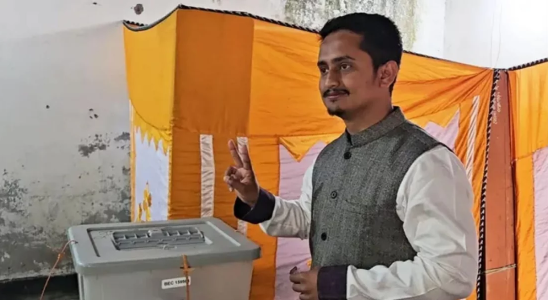 ভোট প্রদান করে সারজিস আলম ছবি তুলছেন। ছবি: সংগৃহীত