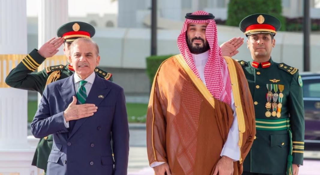 পাকিস্তানের প্রেসিডেন্ট শেহবাজ শরিফ ও সৌদি আরবের ক্রাউন প্রিন্স মোহাম্মদ বিন সালমান। ছবি: রয়টার্স