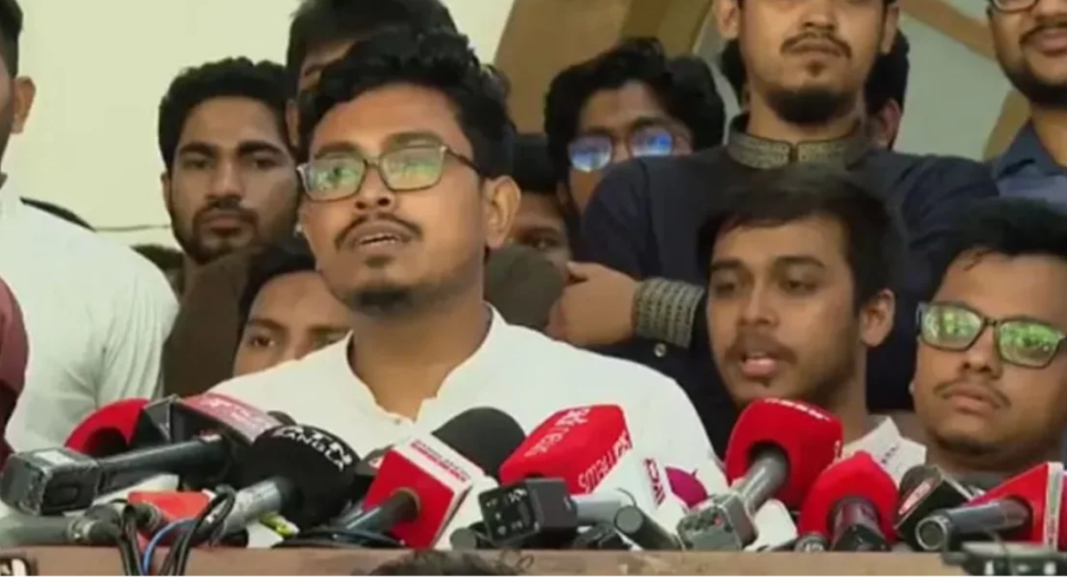 বিক্ষোভ মিছিলে কথা বলছেন ডাকসু ভিপি সাদিক কায়েম। ছবি: সংগৃহীত