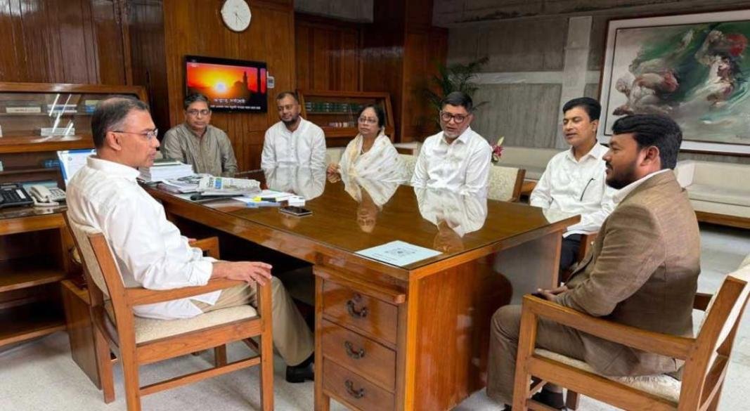 প্রধানমন্ত্রীর সঙ্গে পাঁচ সিটির প্রশাসকদের সাক্ষাৎ। ছবি: সংগৃহীত