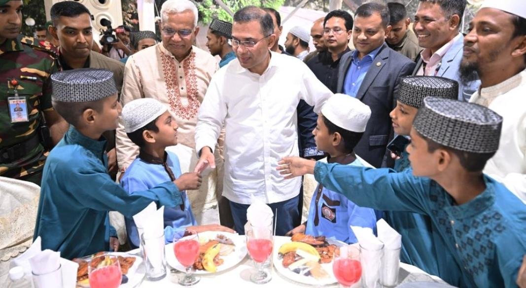 আলেম-ওলামা ও এতিমদের সঙ্গে ইফতারে প্রধানমন্ত্রী। ছবি: পিআইডি