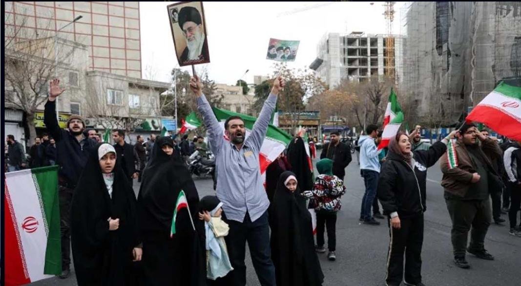 ইরানের রাজধানী তেহরানে আয়াতুল্লাহ আলী খামেনির ছবি হাতে তার সমর্থনে মিছিল করছে জনগণ। ছবি আলজাজিরার।