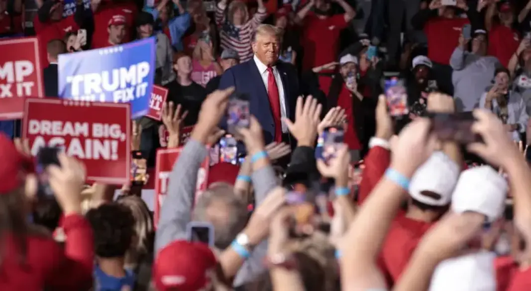 মিশিগানের গ্র্যান্ড র‍্যাপিডস-এর ভ্যান আন্দেল অ্যারেনাতে চূড়ান্ত নির্বাচনী সমাবেশে বক্তব্য রাখছেন মার্কিন প্রেসিডেন্ট ডোনাল্ড ট্রাম্প । ছবি: সংগৃহীত