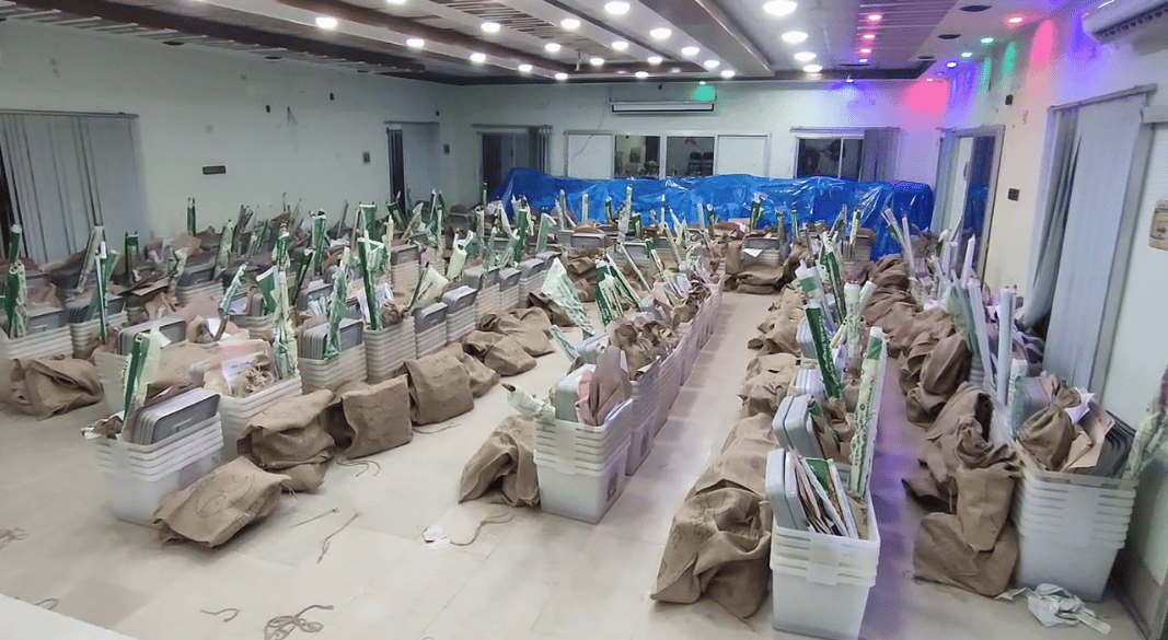 ভোটকেন্দ্রে পাঠানো হচ্ছে ব্যালট ও সরঞ্জাম