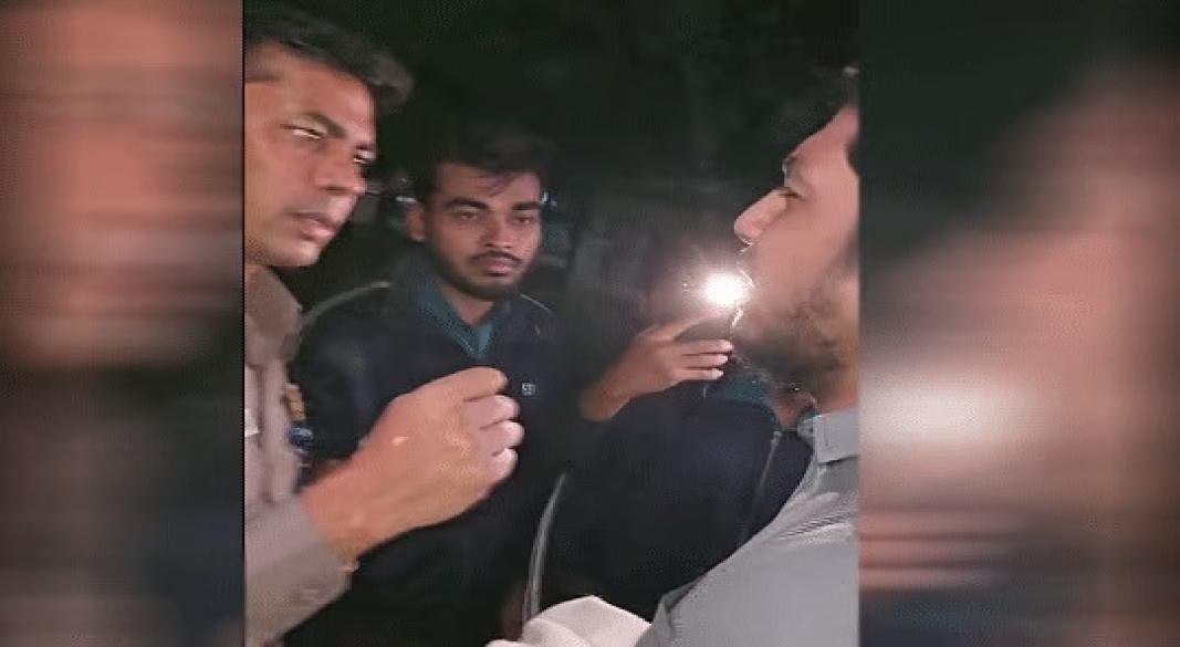 পুলিশের রমনা বিভাগের ডিসি মো. মাসুদ আলমের জিজ্ঞাসাবাদের মুখে কাঁদতে কাঁদতে এই তরুণ বলছিলেন, তিনি কিছু জানেন না । ছবি: ভিডিও থেকে নেওয়া