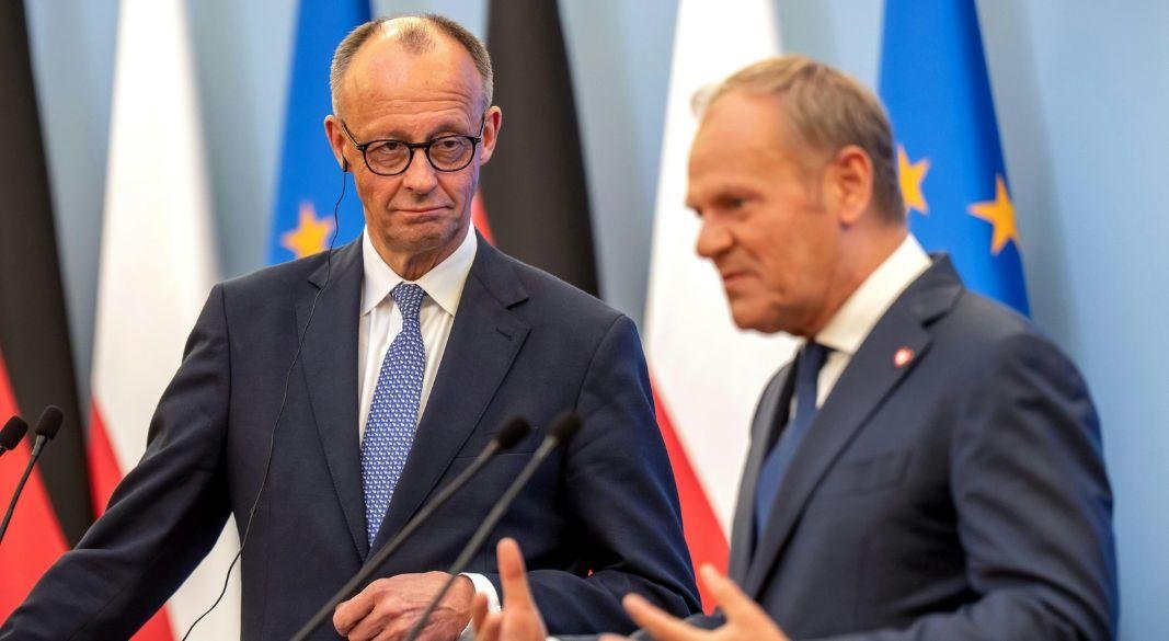 জার্মান চ্যান্সেলর ফ্রিডরিখ মের্জ ও পোলিশ প্রধানমন্ত্রী ডোনাল্ড টাস্ক।