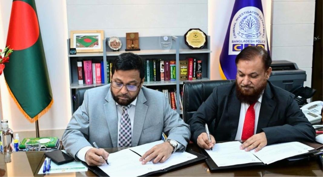 সিআইডির নতুন প্রধান মোসলেহ উদ্দিন ও বিদায়ী প্রধান মো. ছিবগাত উল্লাহ।